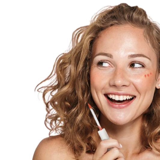 Applicazione blush rosa viso - makeup ibrido con attivi skincare idratanti