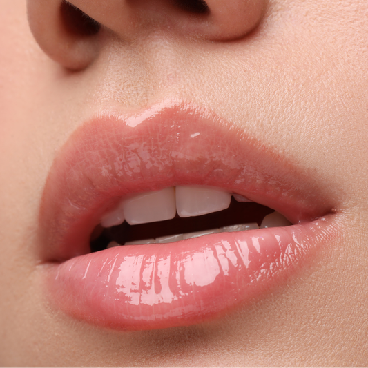 Applicazione lip gloss nude - makeup labbra effetto naturale luminoso