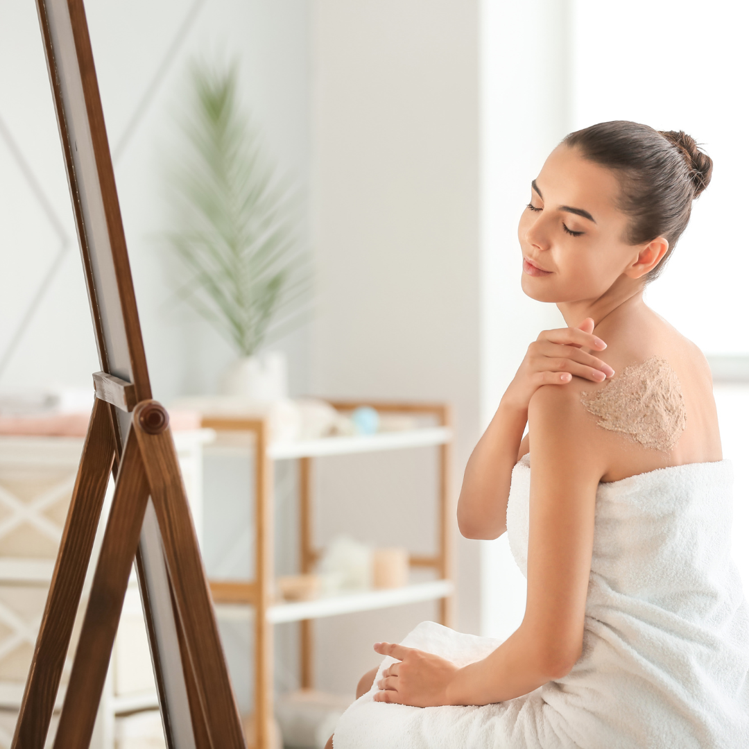 Applicazione scrub corpo viso - esfoliazione delicata skincare naturale