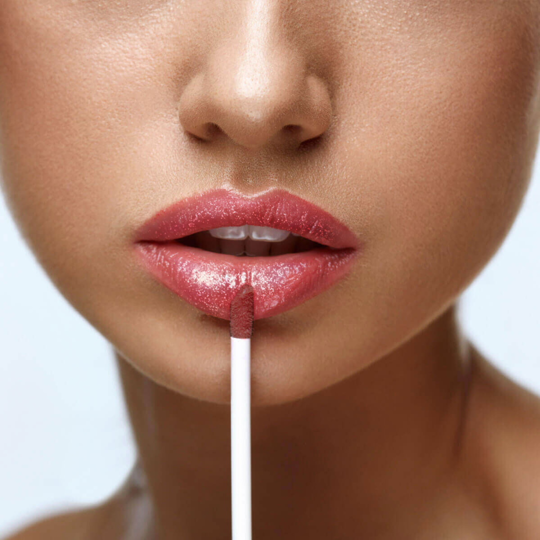 Applicazione lip gloss bordeaux - makeup labbra effetto glamour scintillante
