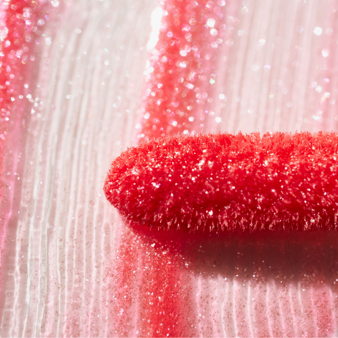 Gloss labbra bordeaux con particelle glitter - makeup ibrido idratante