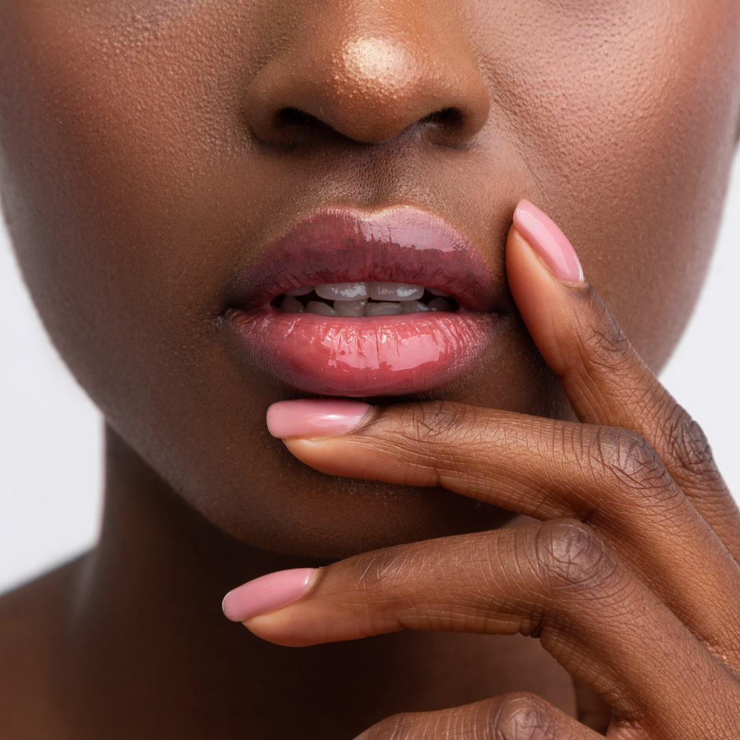 Gloss labbra rosa naturale - makeup ibrido idratante con attivi skincare